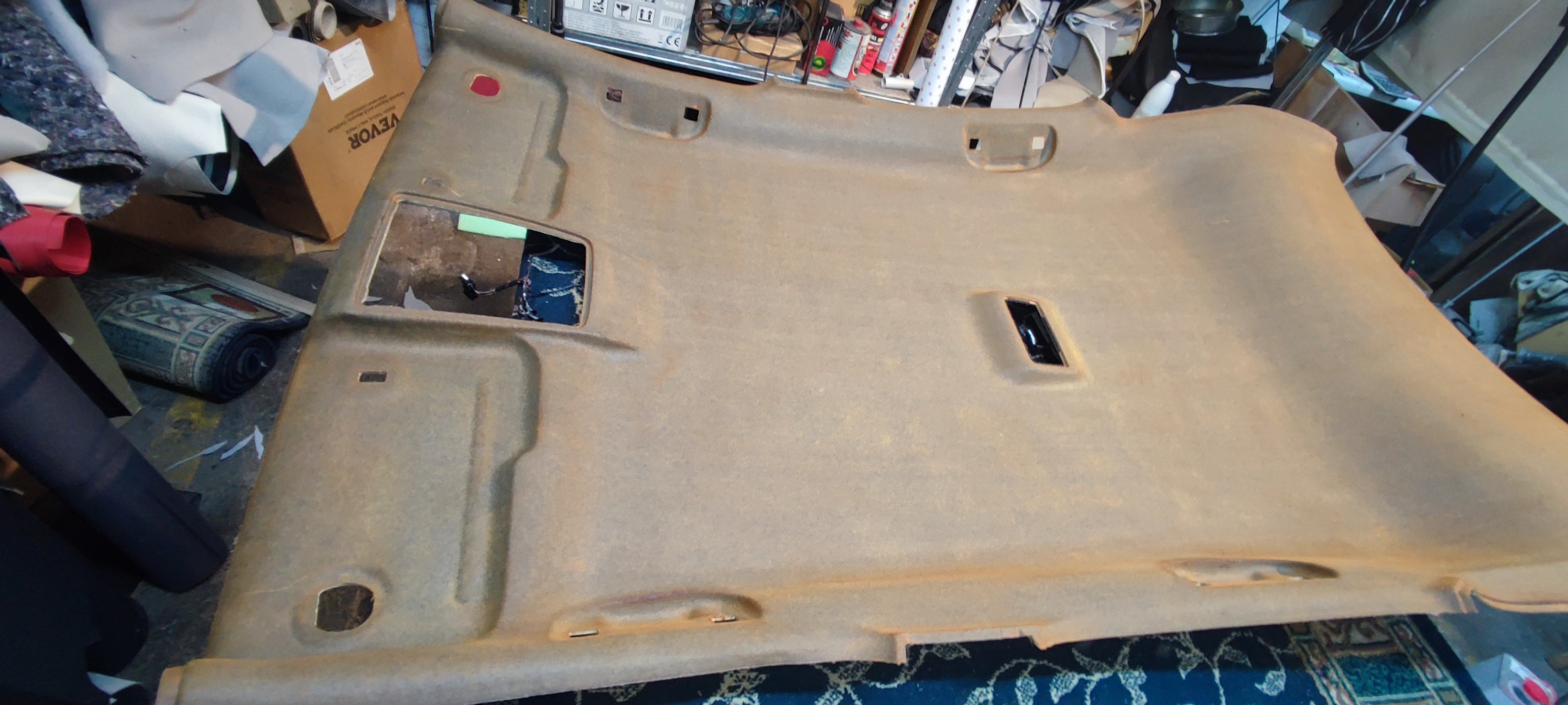 Kárpitos műhely Budapest – tetőtálca kiszerelve, előkészítés áthúzásra